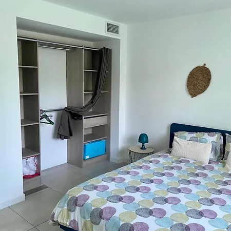 Maison Chaleureuse Avec Spa Et Jardin Privatif Hébergement de vacances Six-Fours-les-Plages